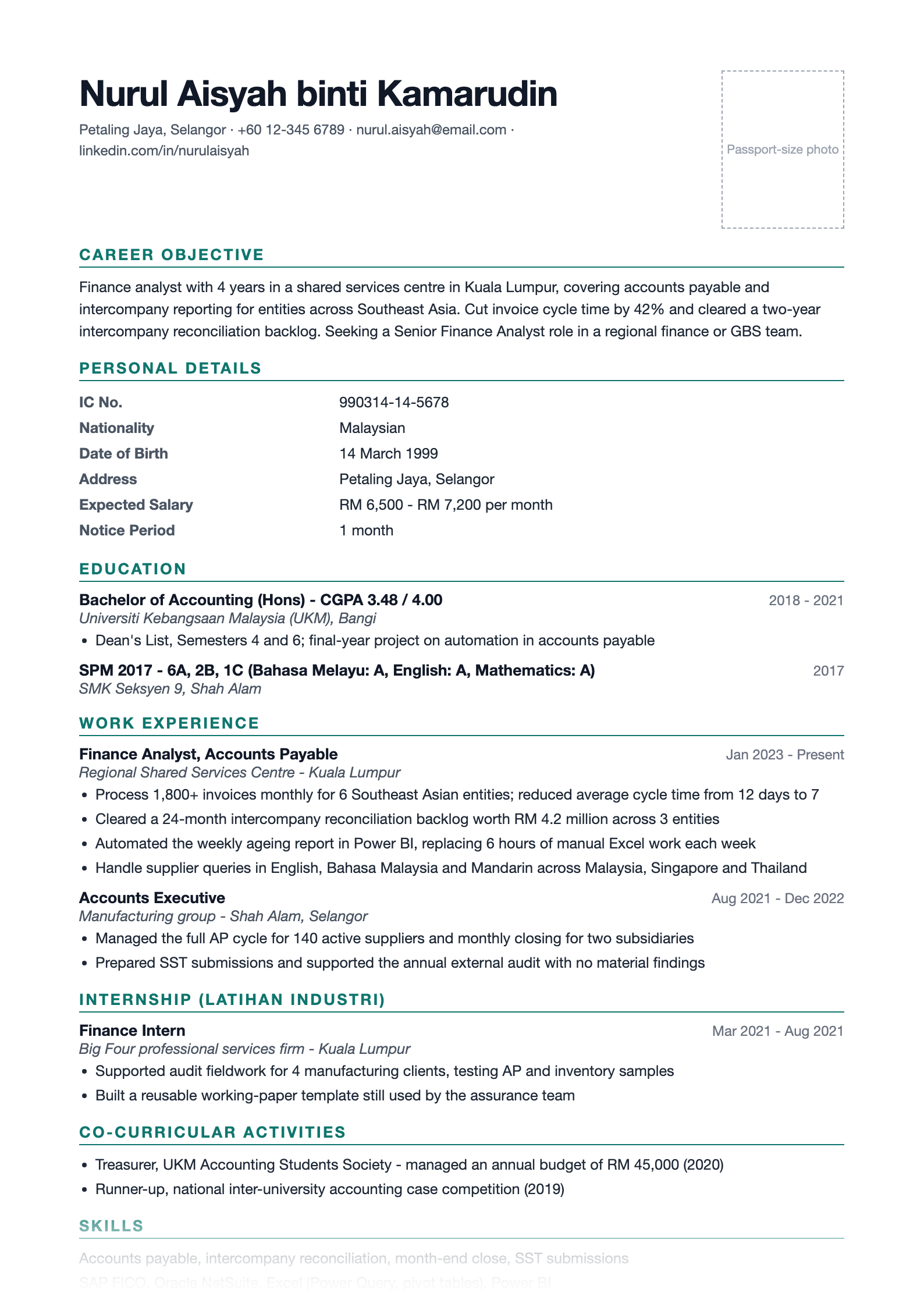 Preview of the free Malaysia resume template with SPM results, CGPA, languages and referees sections